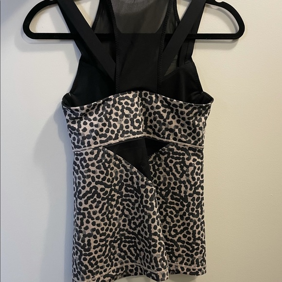 Lululemon Leopard Top with a Built-in Bra Size 4 - Picture 2 of 7